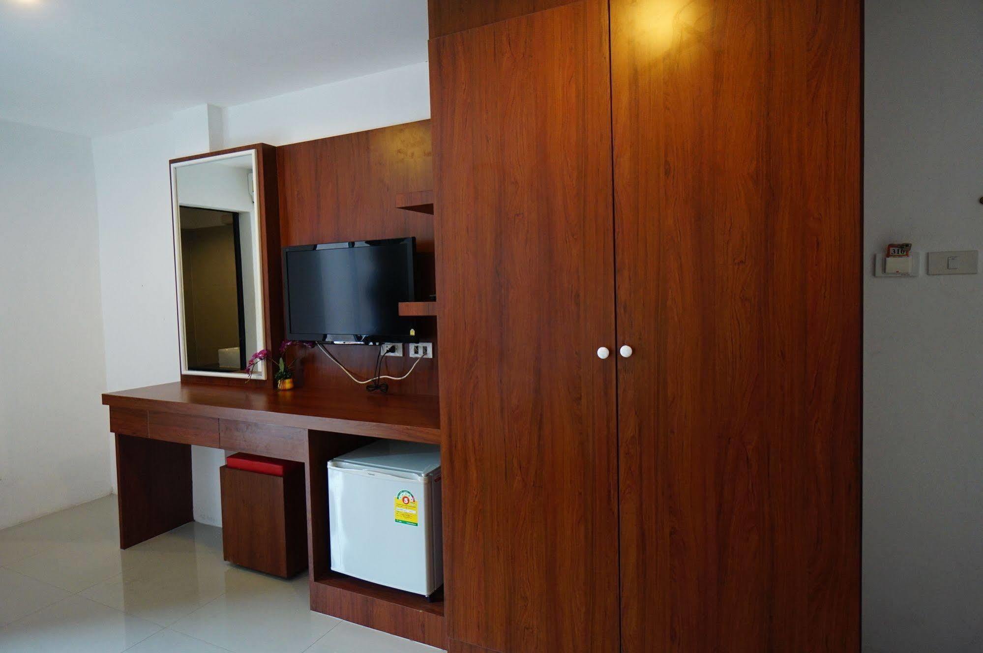 Phuthara Hostel Phuket Exterior foto