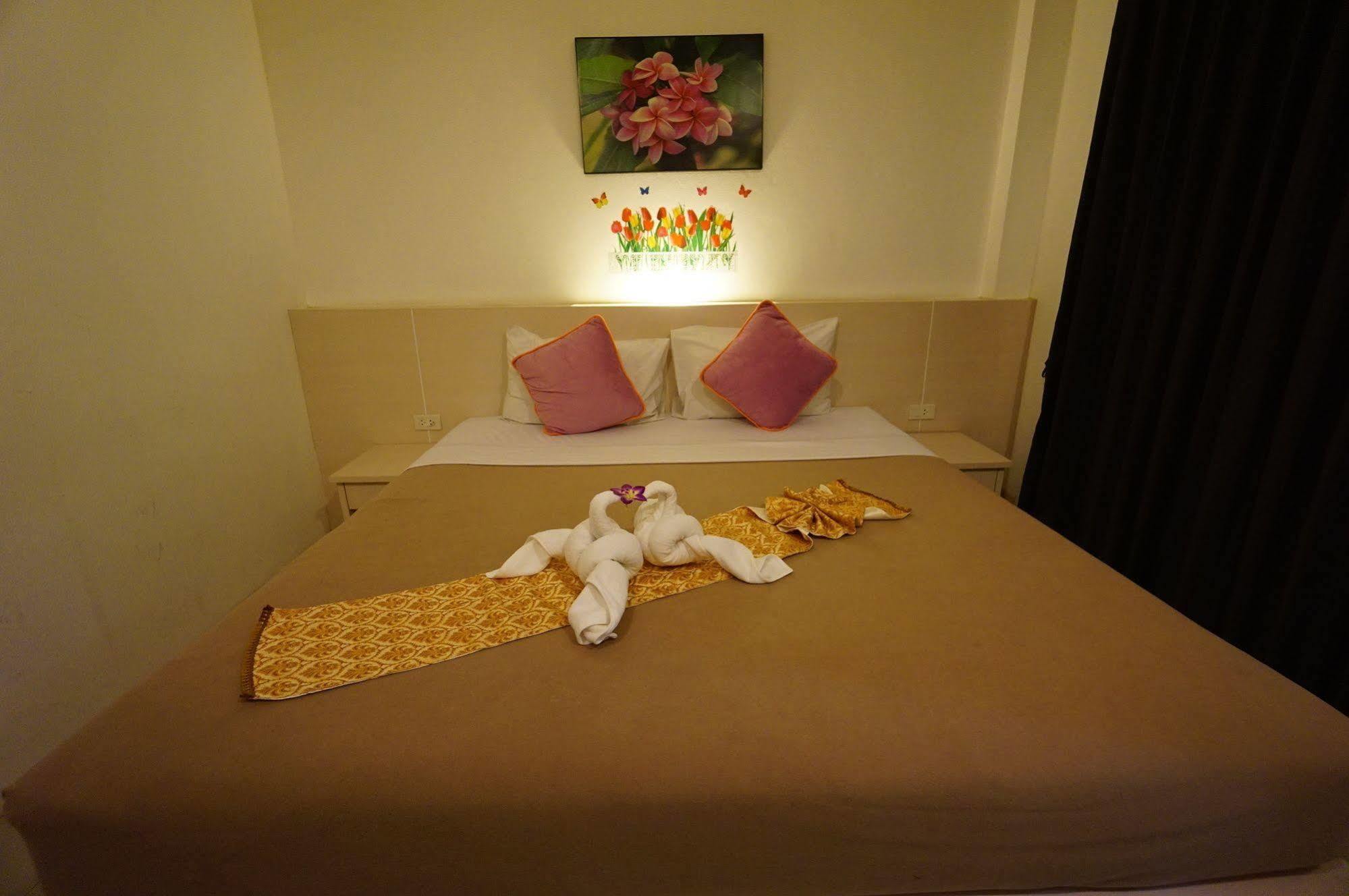 Phuthara Hostel Phuket Exterior foto
