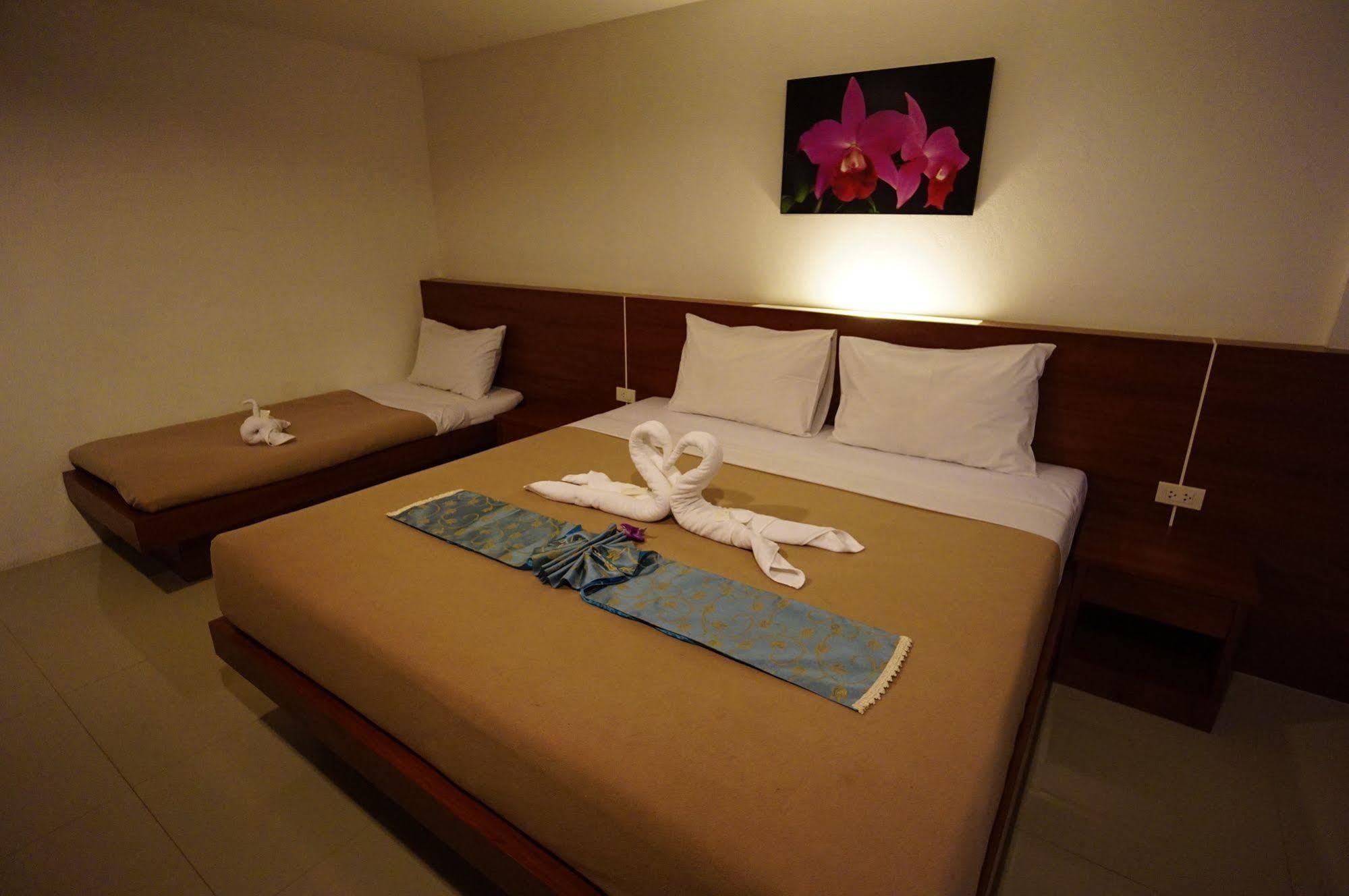 Phuthara Hostel Phuket Exterior foto