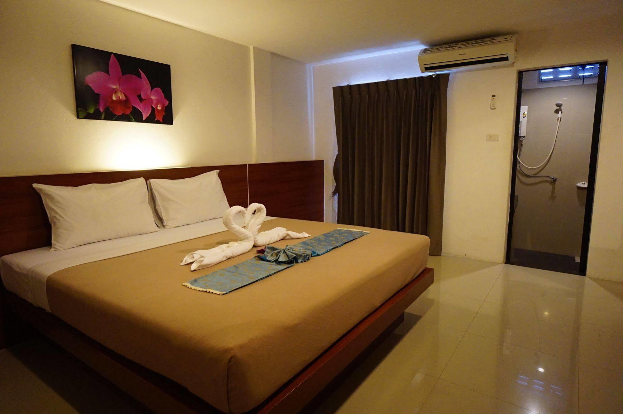Phuthara Hostel Phuket Exterior foto
